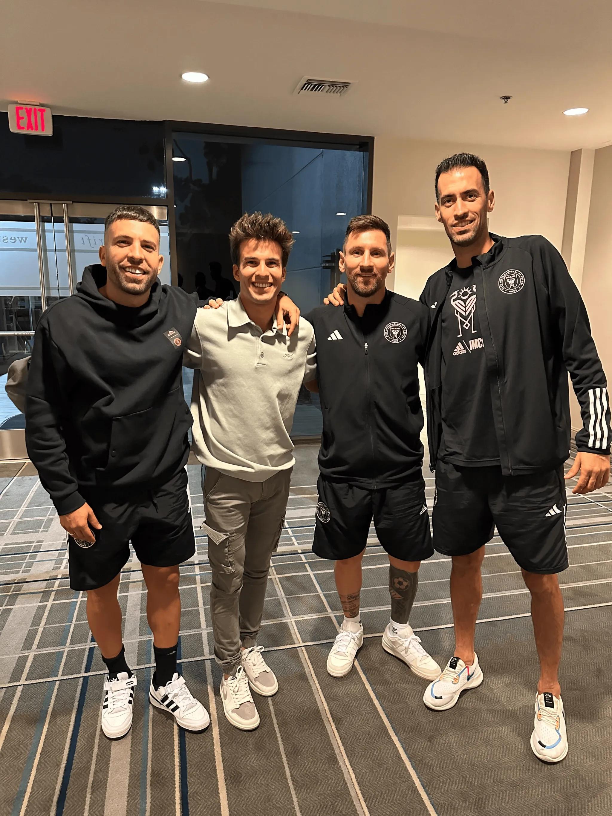 巴萨传奇梅西,阿尔巴,布斯克茨与洛杉矶银河球员普吉的合照,引_球迷