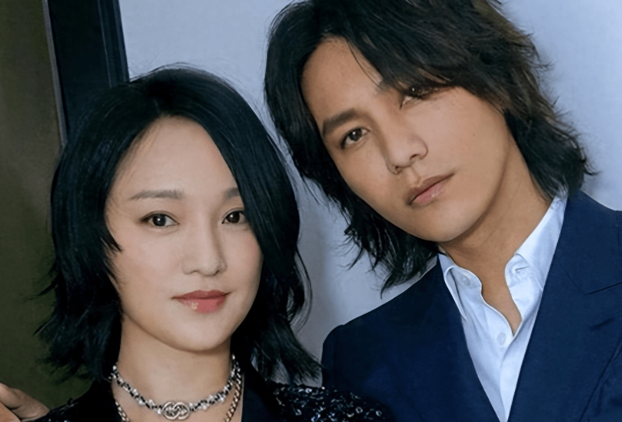 结婚风波后,陈坤与周迅首同框,同穿一身黑衣,戴眼镜,默契十足_周迅跟