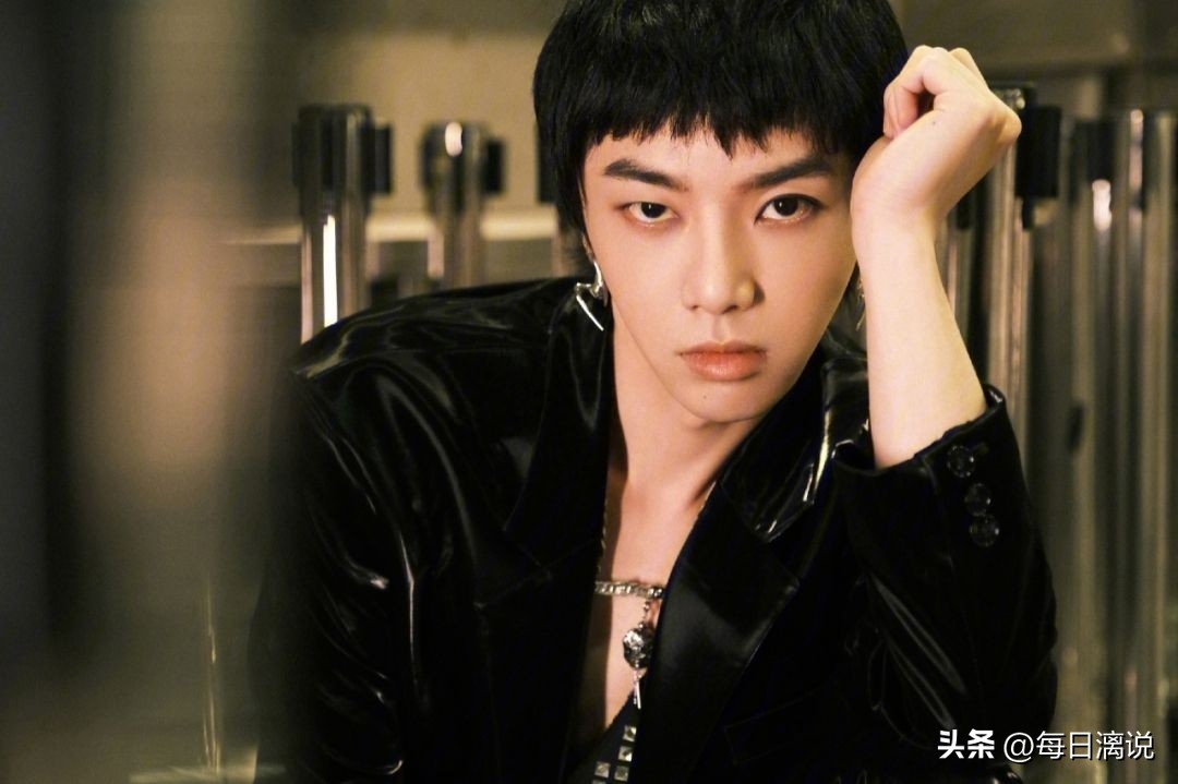 更爱喊他"花花",这也算是华晨宇在娱乐圈中的另一个昵称