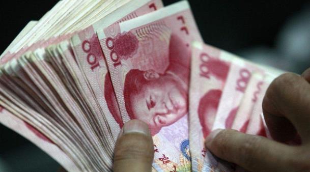 2014年,大妈捡到一沓百元大钞高兴揣口袋,看到钱面字迹赶紧报警_赵