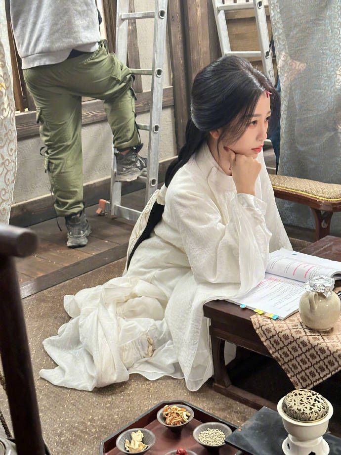 虞书欣分享新剧片场照 一袭白衣蒙面神秘感满满_照片_剧中_演技