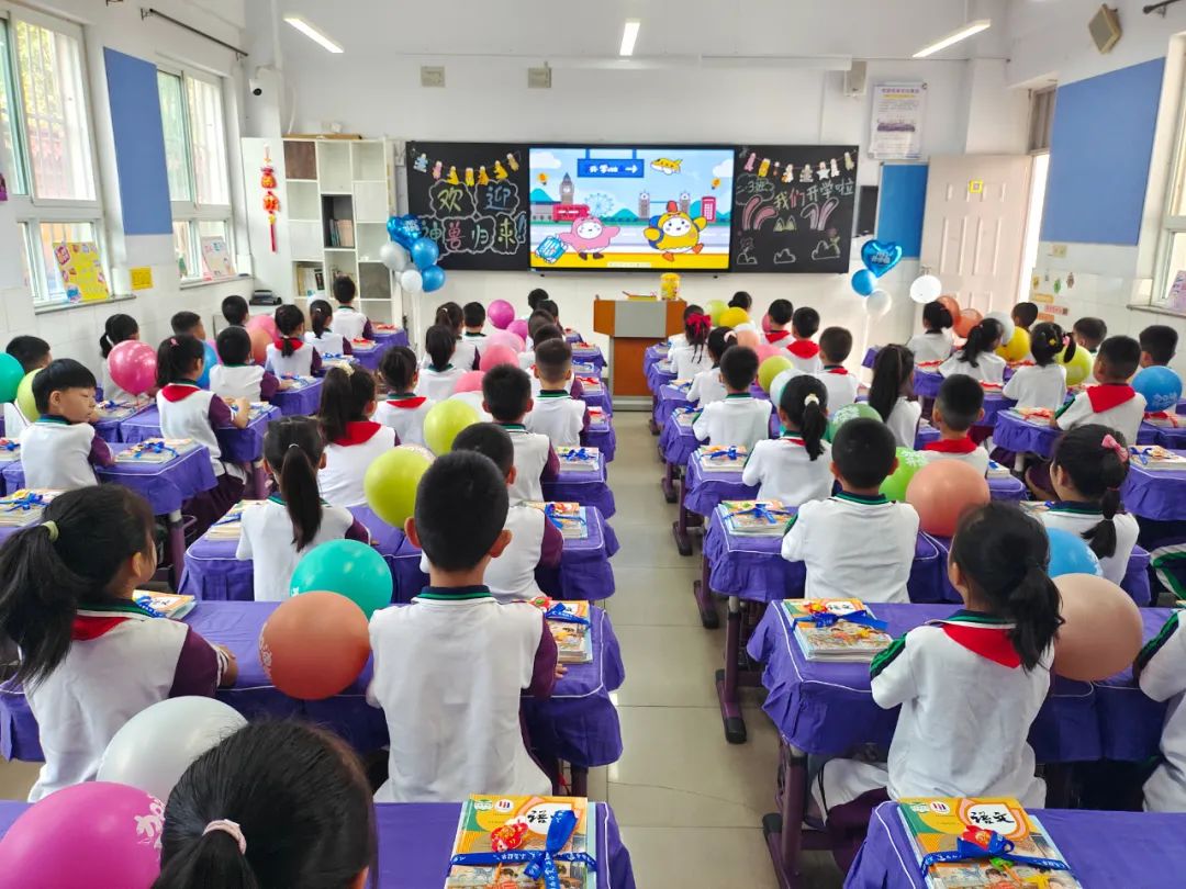 整齐的课桌,创意满满的板报,设计精妙的入班仪式,爽朗的笑声
