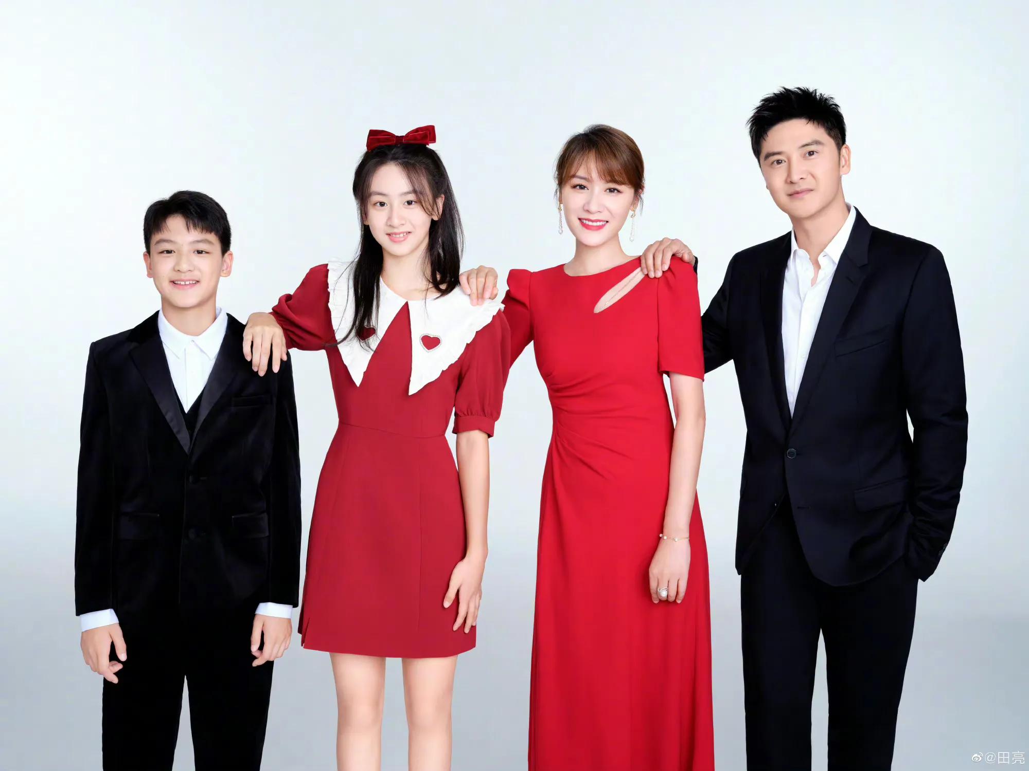 叶一茜晒全家福庆生,一家四口好有爱,森碟小亮仔踮脚身高超爸妈_田亮