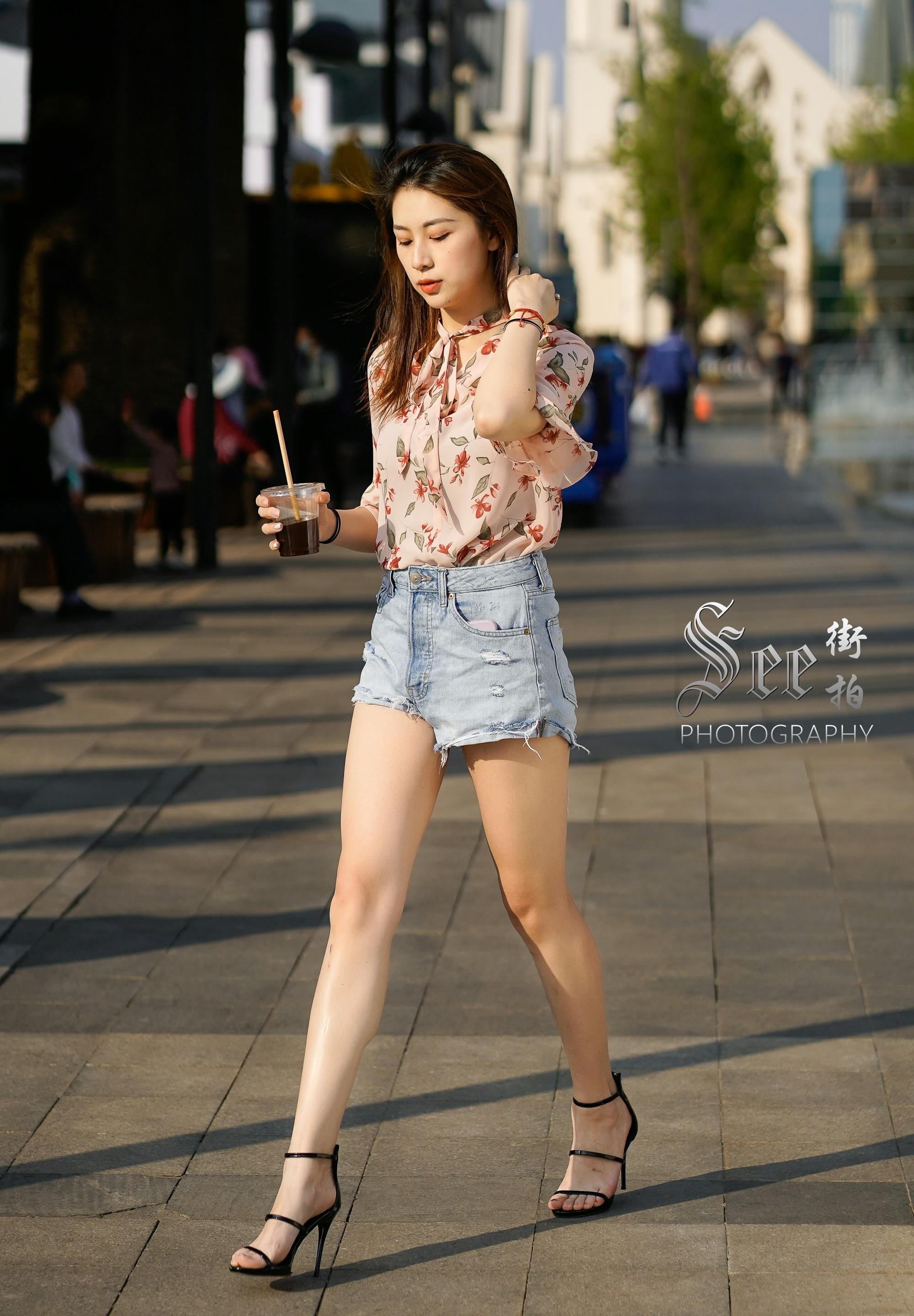 街拍:身材高大的美女展现独特的时尚风格_优势_比例_造型