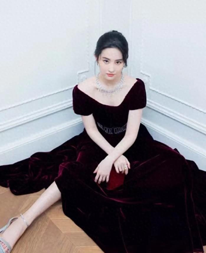 刘亦菲真的很会穿衣,一袭一字肩红裙性感迷人,s型身材不容否认_红色