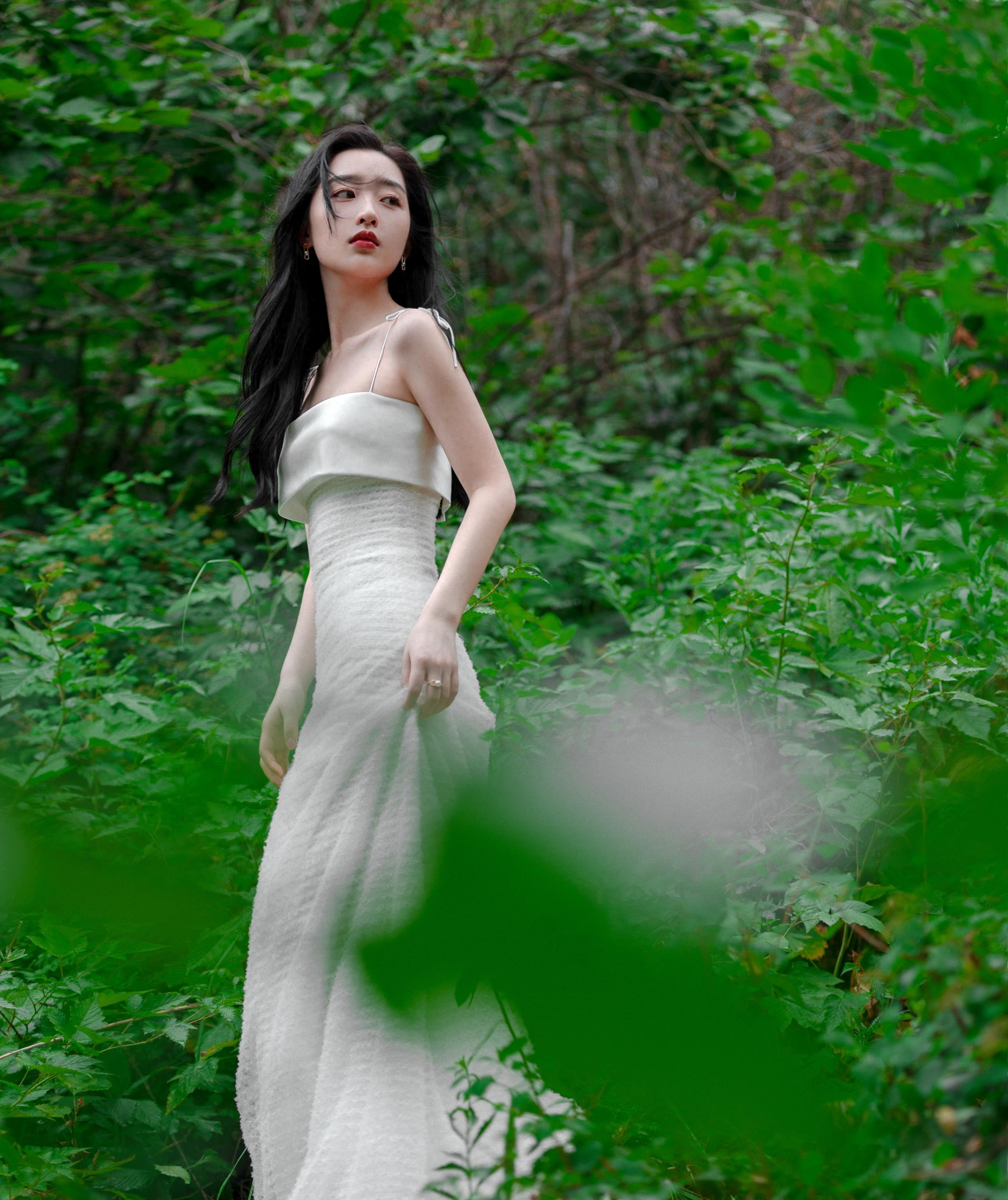 邓恩熙的吊带白色连衣裙_大自然_阳光_长裙