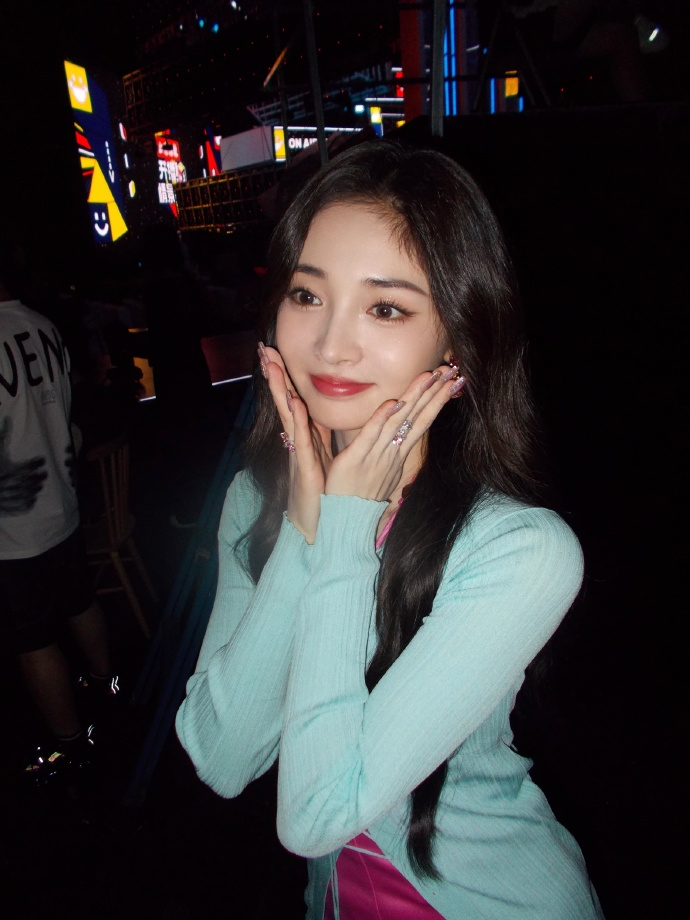 周洁琼越来越有料了,粉色挂脖绑带裙蓝针织秀身材,谁看了都称绝_色彩