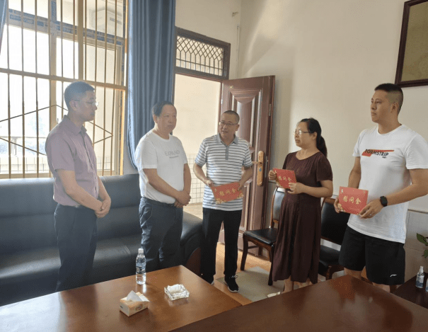 东兴区教体局党组书记,局长余勇同志和计财股股长熊和平同志,办公室