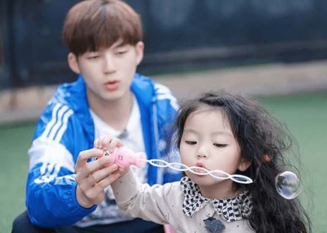 阿拉蕾:3岁被爸妈包装出道,上综艺只为养弟弟,父母被扒遭网暴_节目