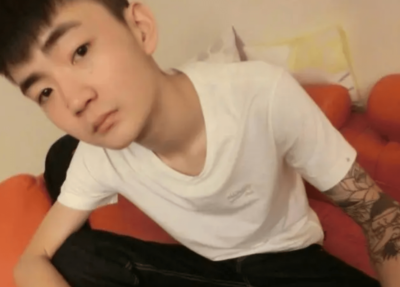 他最终纹身并选择加入帮派成为一名打手8915后来也是因为奶奶的