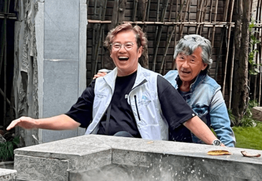 谭咏麟为林子祥庆73岁生日,开心互动似孩童,笑容满面状态极佳_lam