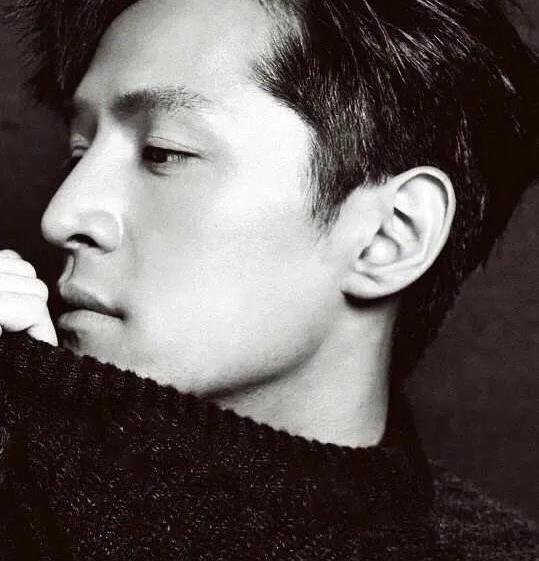 拧巴的胡歌令人担忧,压力大晒胡子拉碴自拍照称对不起很多人!