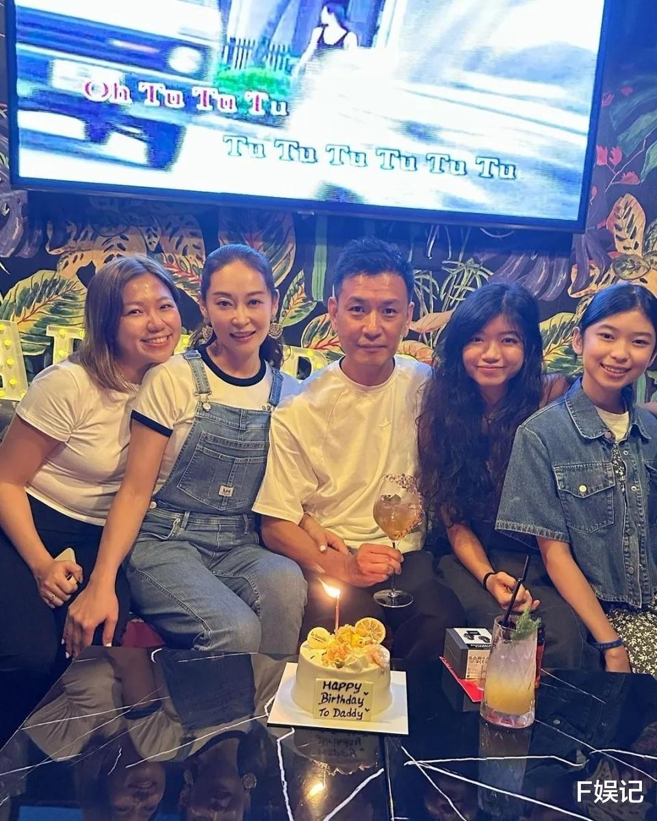 杨卓娜为妹妹杨怡和老公庆生 一众朋友一起唱歌吃饭狂欢_罗仲谦_生日