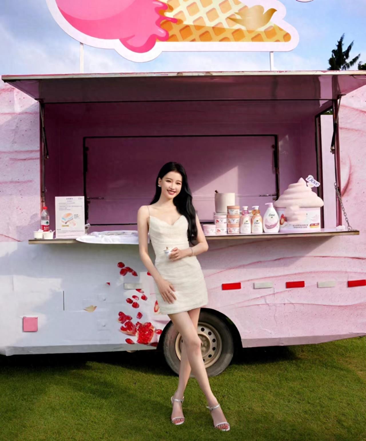 孙怡出席活动,身穿白色蕾丝吊带裙,柔美白皙又优雅!