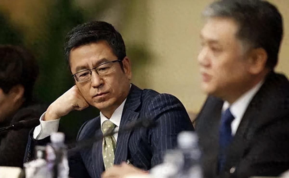 55岁白岩松"绝症"曝光,就连正常生活都成奢侈,无人敢近身!