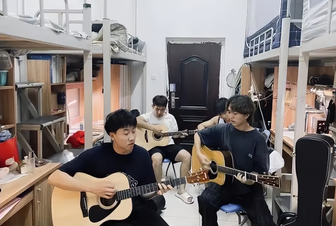 大学生宿舍花式"整活",吓坏宿管阿姨,网友:还有没有人管管了_寝室