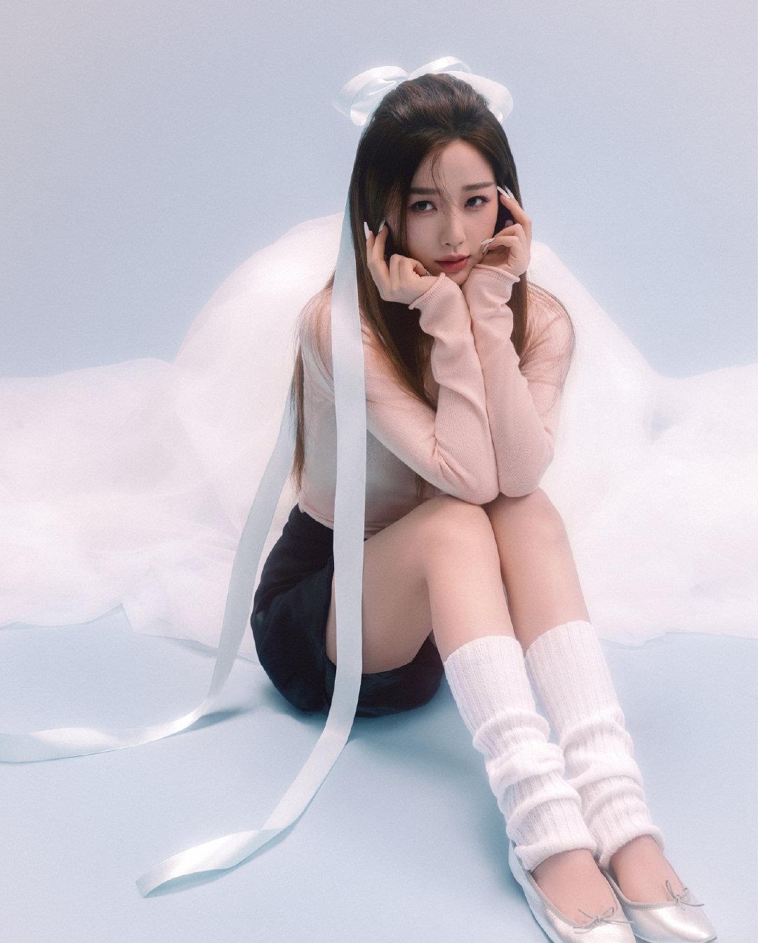 《虞书欣仙境》封面,穿飘逸衣m腿尽显宅男女神风范_白天鹅_黑色_白色