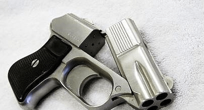 cop357德林杰手枪采用双动式操作,由于宽度是其他同类枪型的两倍左右