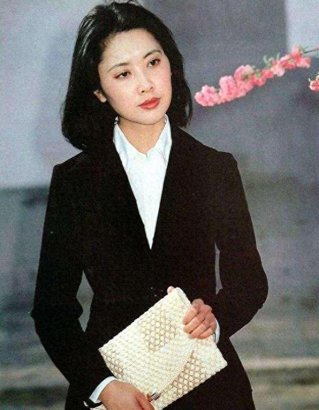 8位挂历女神:巩俐华贵,周迅灵动,瞿颖最奔放,谁是你心中第一_丛珊