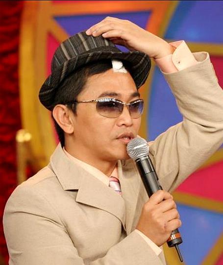 盘点那些被"揍"过的明星们,挨打的理由各不相同_张艺谋_黄朗维_唐笑