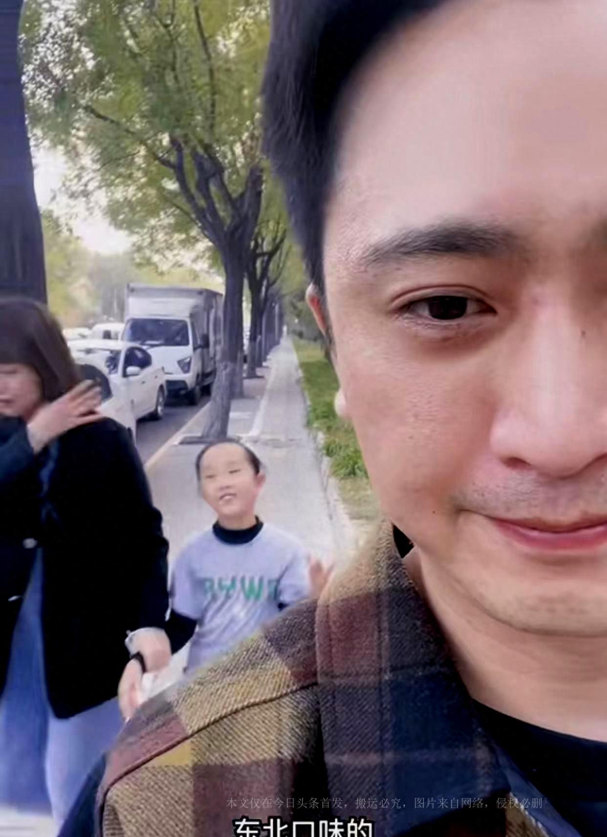 "电视主持杨帆携妻接娃老婆穿连裤装容貌曾遭质疑"7岁女儿似妈_妻子