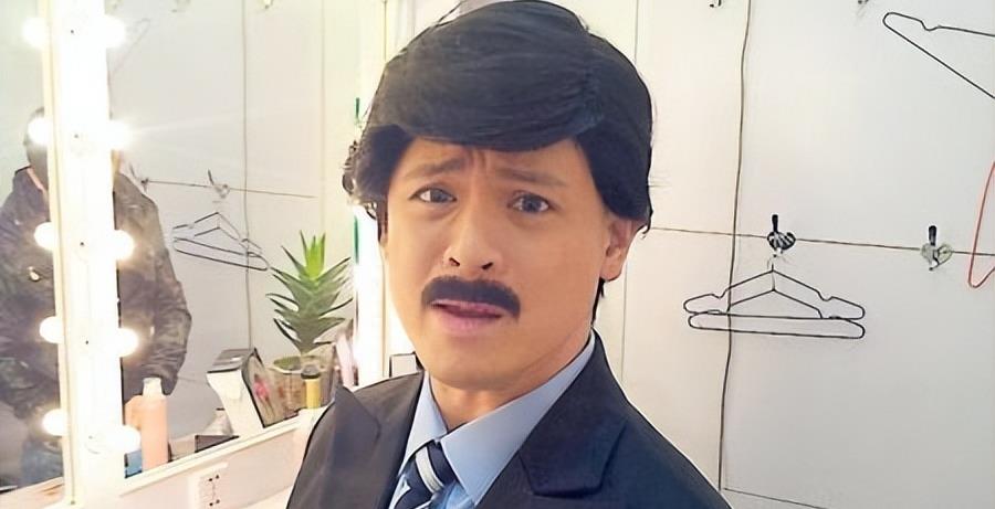 这次戴上了假发,还有林子祥标志性的小胡子