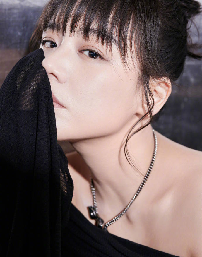 马思纯身穿齐肩裙精致靓丽 脚踩蓝色高跟靴有格调搜狐大视野搜狐新闻