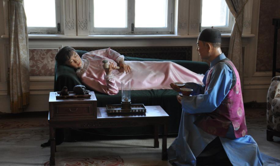 婉容还是一直想着一件事,那就是自己想要鸦片,抽大烟,这也是婉容染上