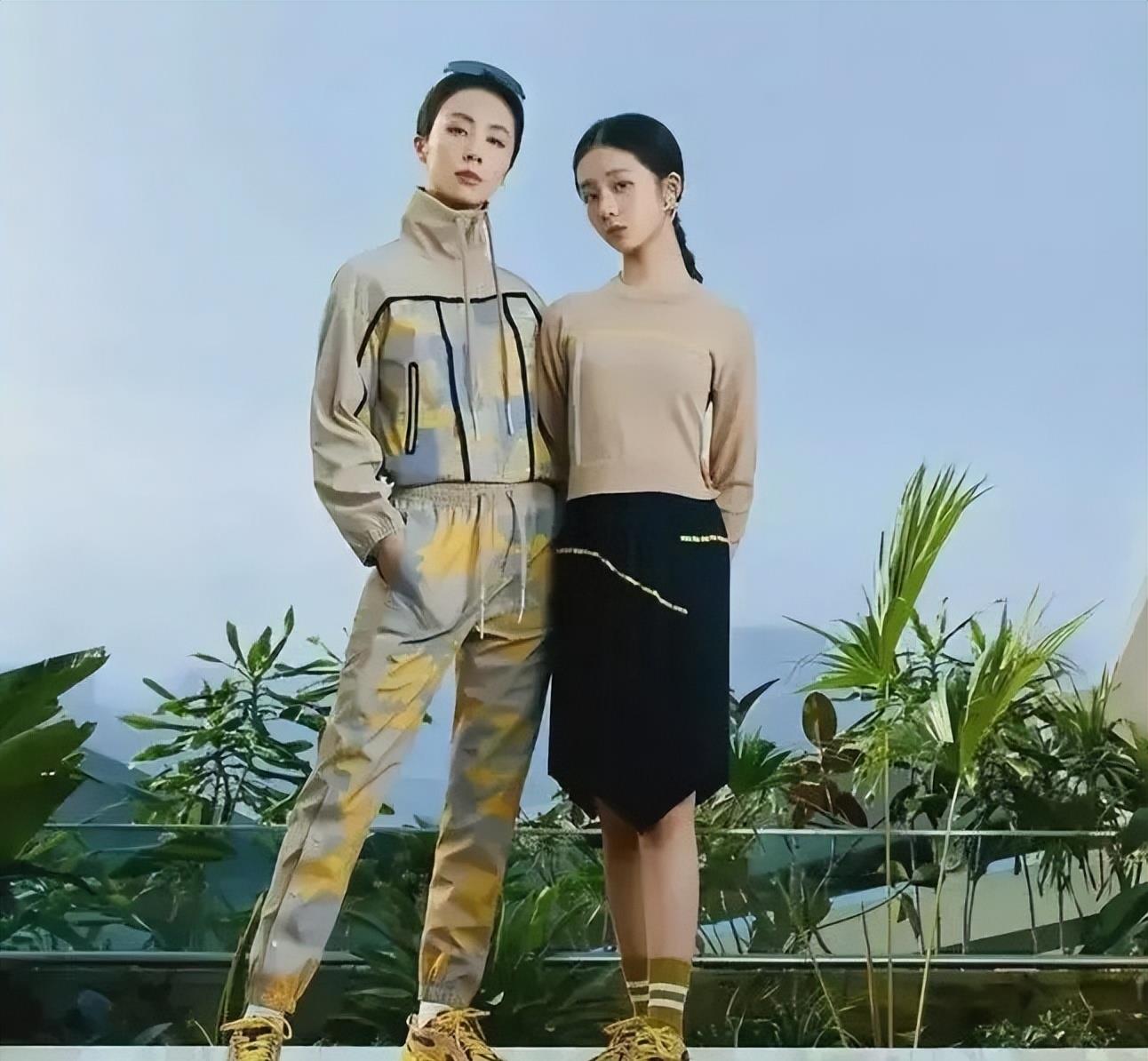 穿吊带泳衣清纯又性感,和同学穿情侣装引发热议_穿着者_优点_款式