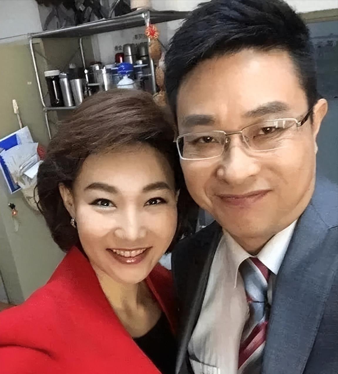 央视主持李梓萌和崔志刚擦出"火花",众网友纷纷喊话在一起!