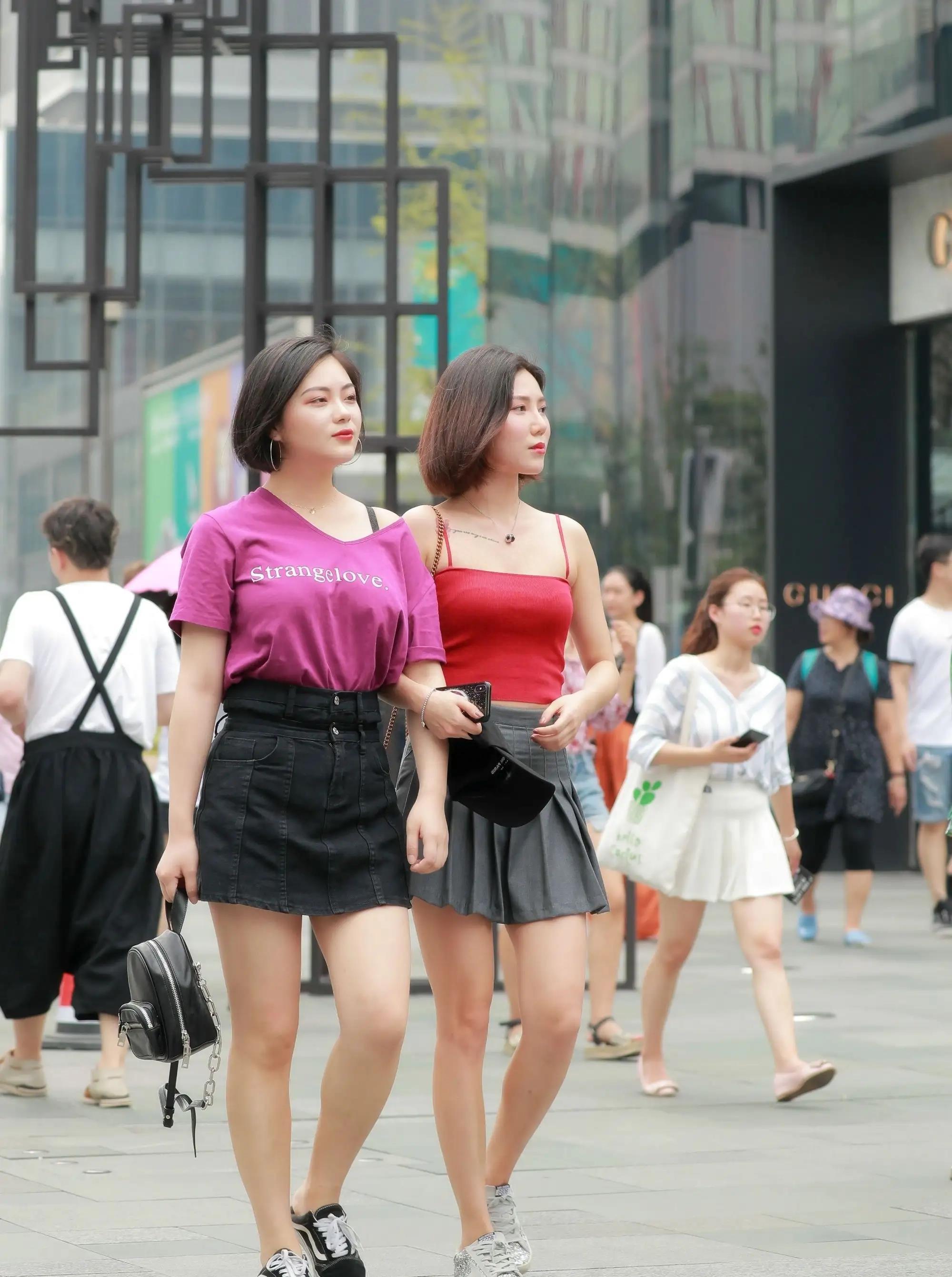 丑闻引发的太古里街拍风潮,满街都是穿着性感衣服的男女