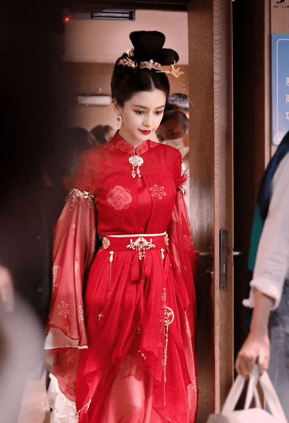 angelababy出席活动造型公开,古风红衣时尚大气,网友:可惜了_古装