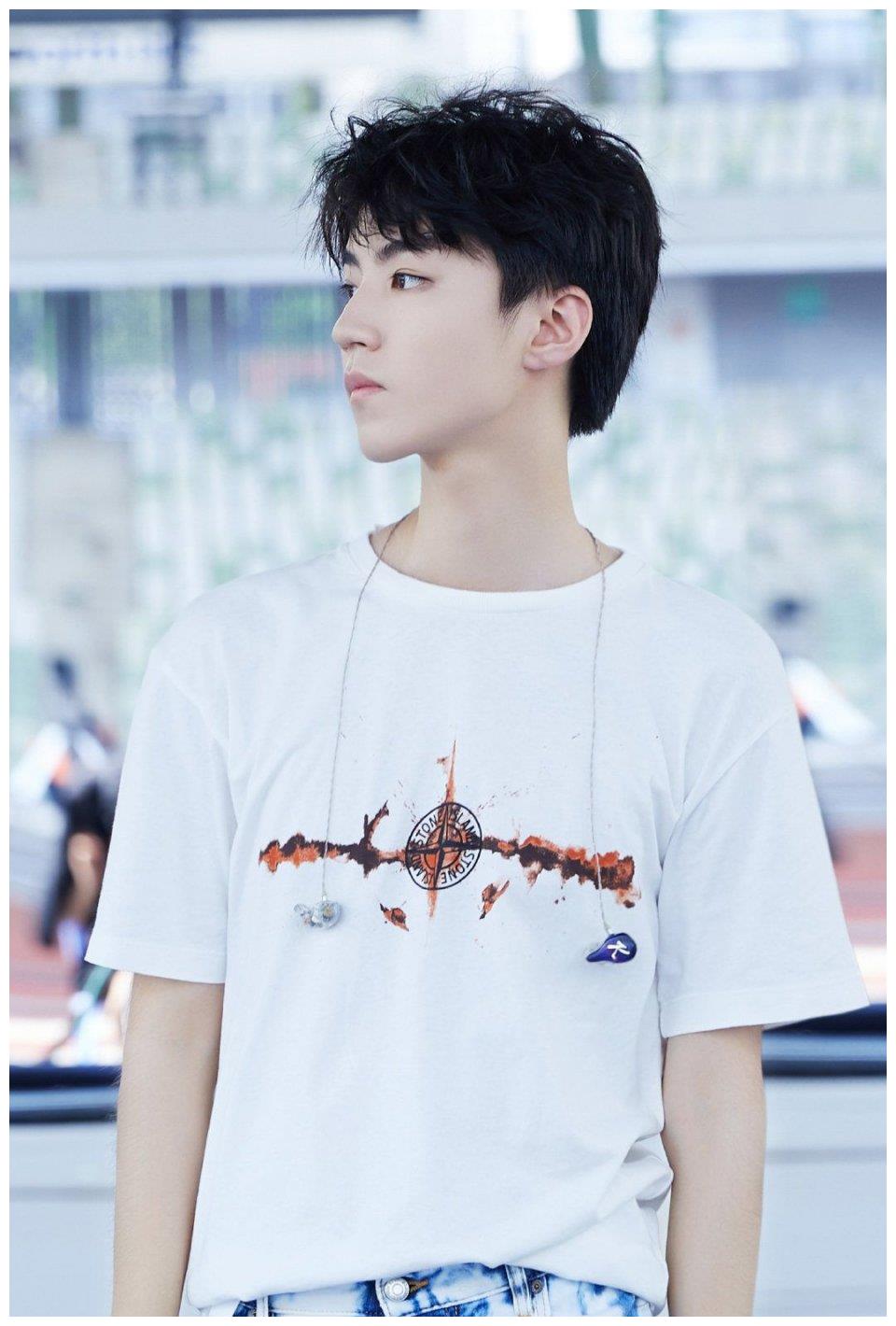 之前王俊凯也去过李荣浩和张艺兴的演唱会,问他为什么会频繁出席,他的