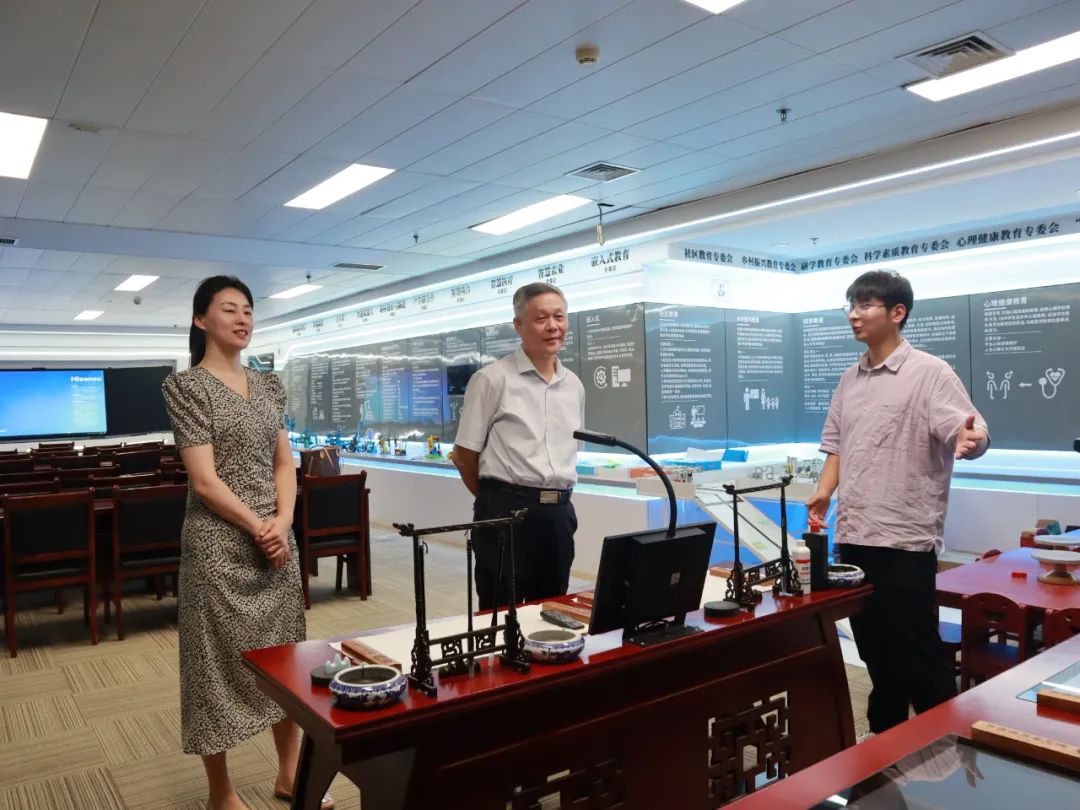 苏东民先后 参观了智慧教育,智慧后勤,科学素质,劳动