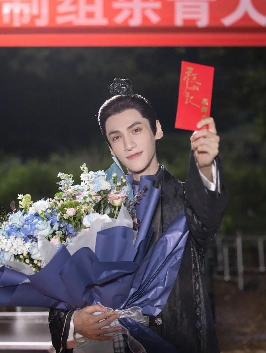 杨洋跪舔女编剧?大s产双胞胎?孟美岐被利用?_罗云熙_顾漫_网友