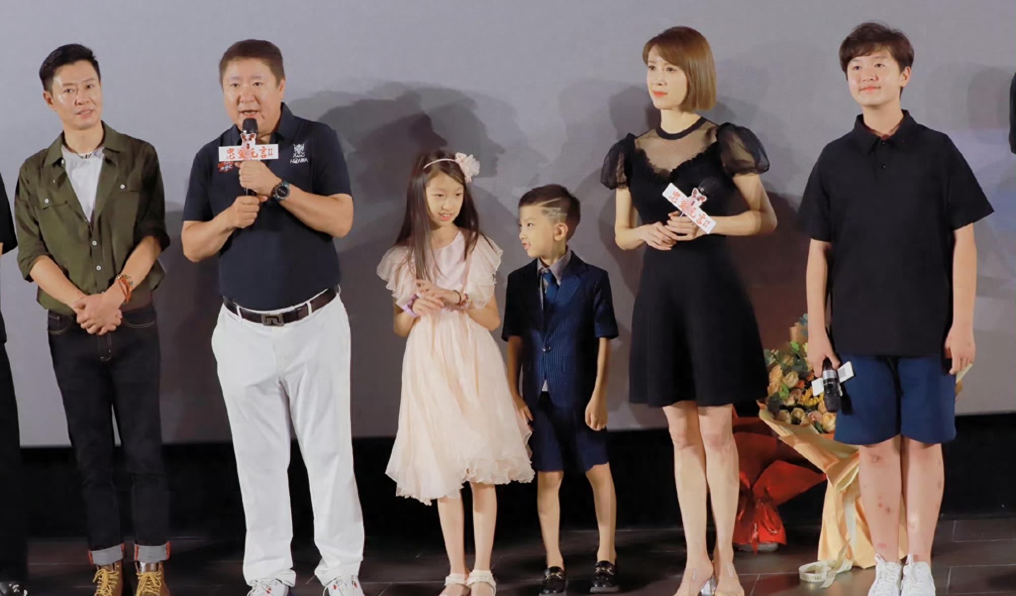 金巧巧一家四口北京亮相,儿子贵气女儿漂亮,啤酒肚老公巨抢眼_显得