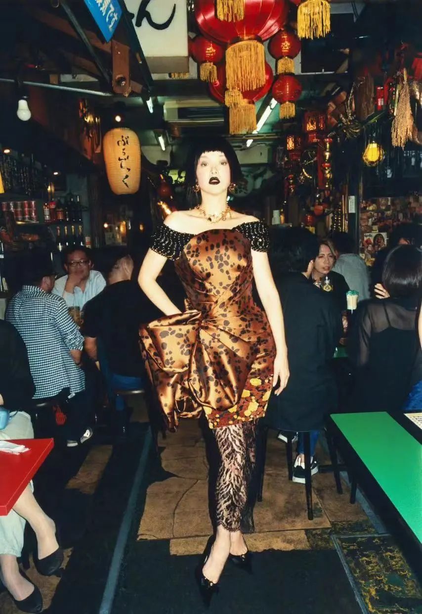 还记得"y2k鼻祖"戴文青木吗?她带女儿拍杂志啦_aoki_chanel_时尚