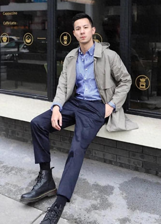 合适的衣服外,老年男性在穿衣时还应考虑以下三个方面:首先是色彩搭配