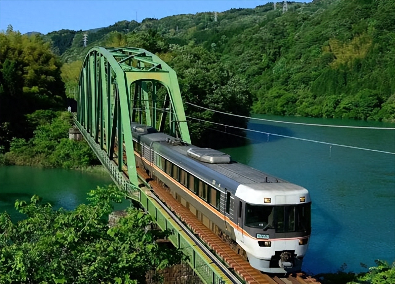 只停靠12个火车站,被誉为旅游观光列车_旅行_地方_旅程