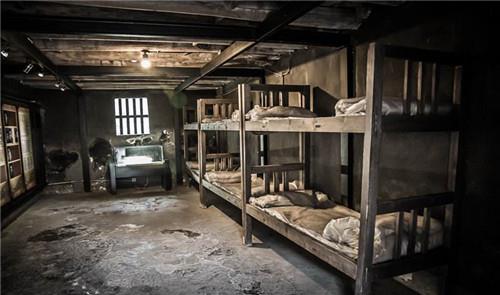 工人修复渣滓洞女牢,意外发现一个洞,专家:洞内物品来头不小_江姐