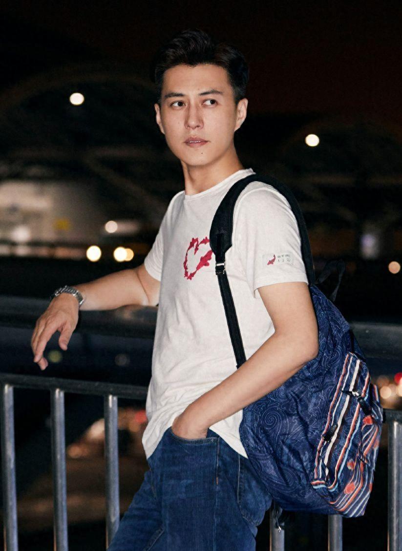 看着46岁的靳东,他明白_款式_气质_身材