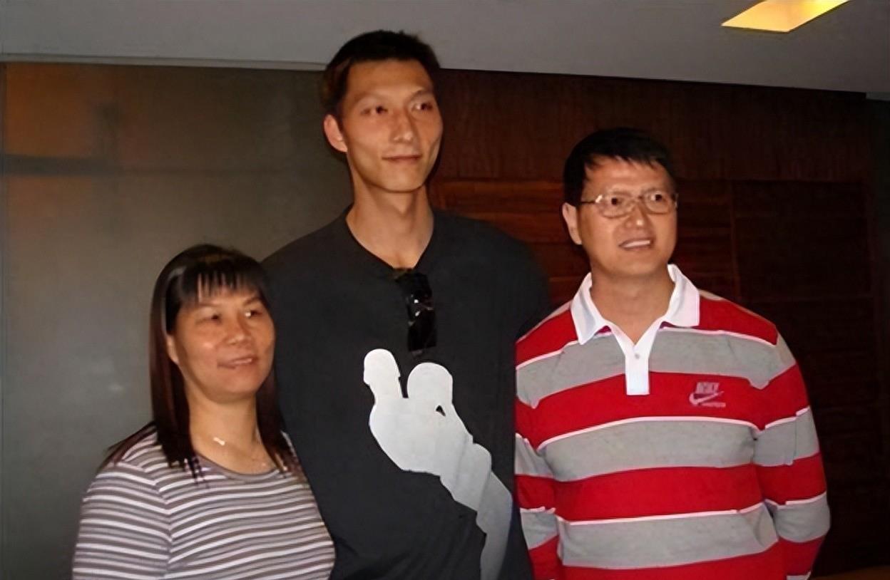 母亲麦美玲身高也有1.72米,入选国家队.