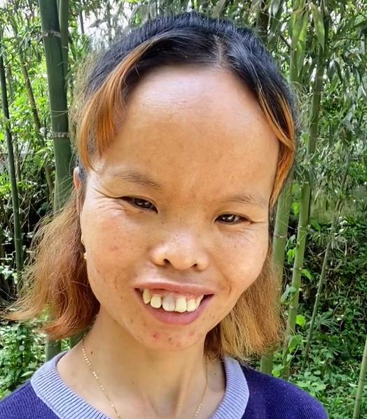 江西女子"一丑成名,靠奇特长相圈粉百万,自信程度不输凤姐