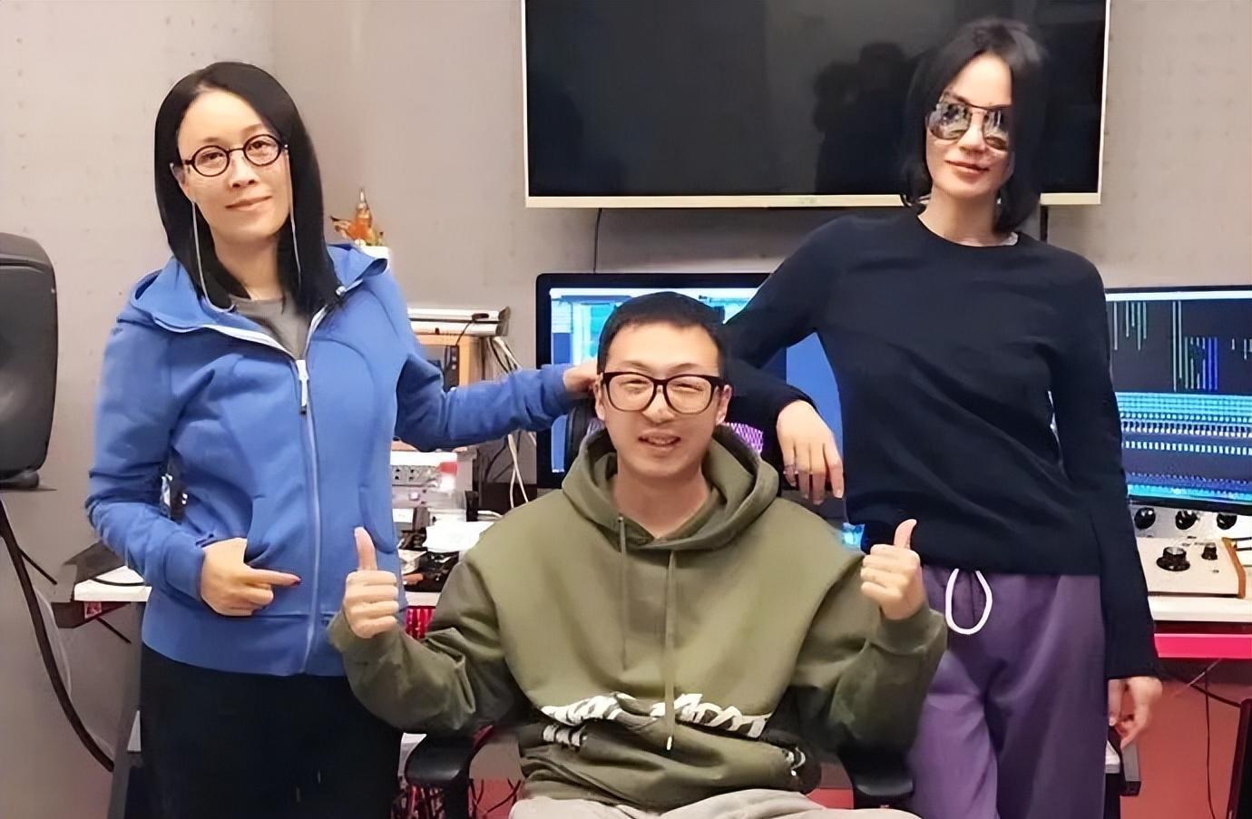 梁龙深情演唱旧情人王菲的《偶遇》,改走文艺范,那英机智地没有点评