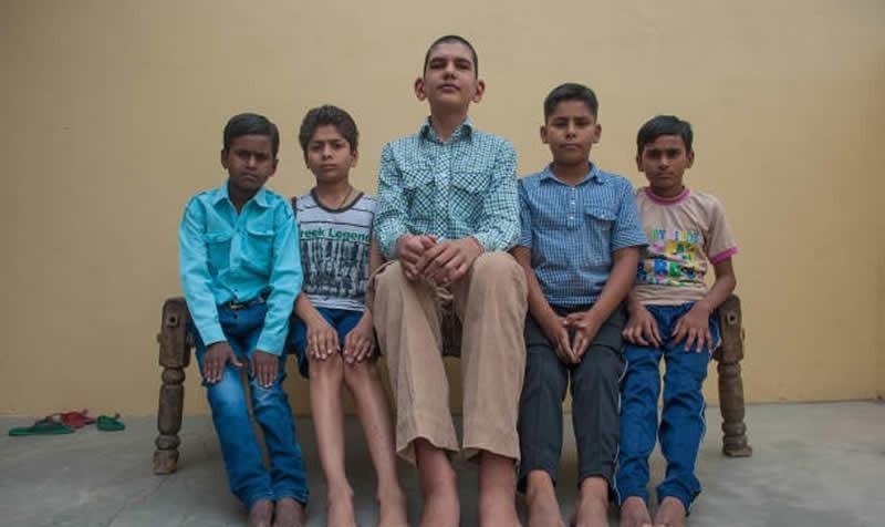 印度8岁男童身高1米98,长大后想打篮球,他为啥能长