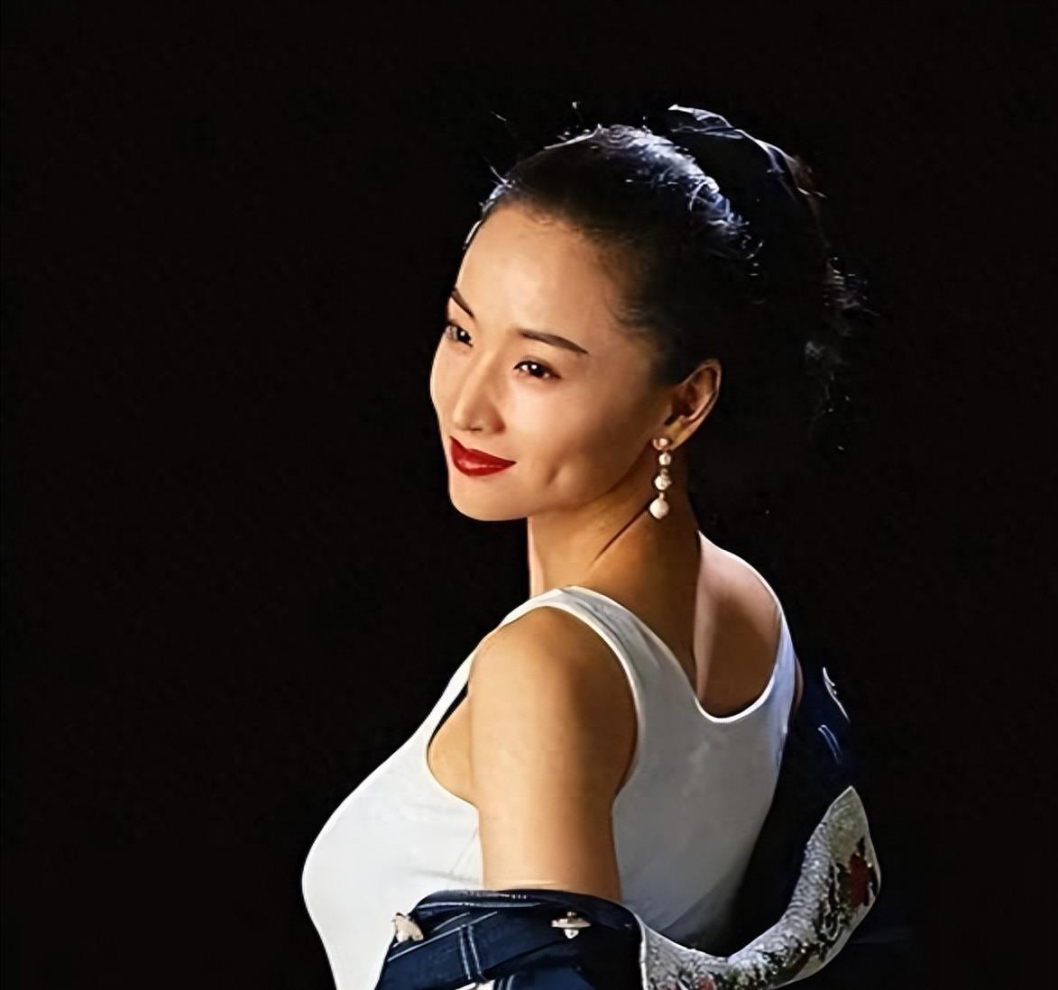 她是张艺谋的"梦中情人",当小三被打到不能生育 如今60岁仍单身_于莉