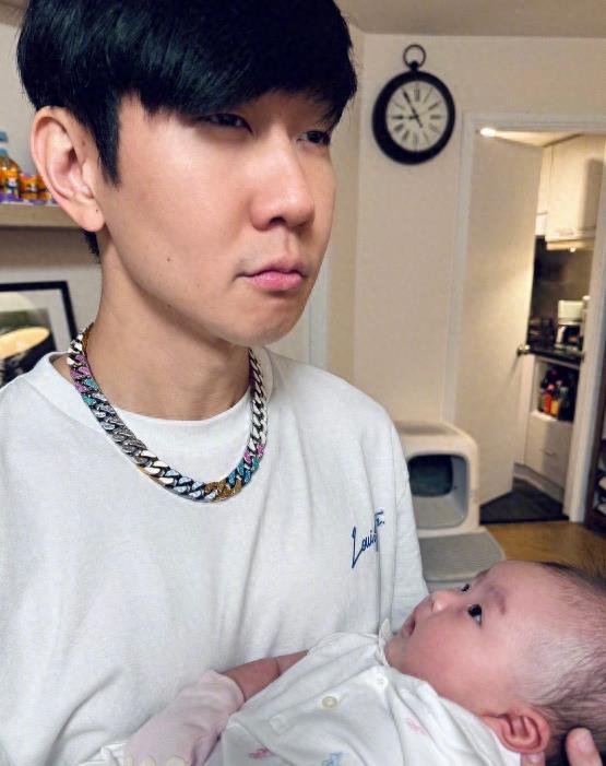 恭喜!林俊杰晒抱娃照,嘟嘴对视,娃像妈,祖孙三代同框显温馨