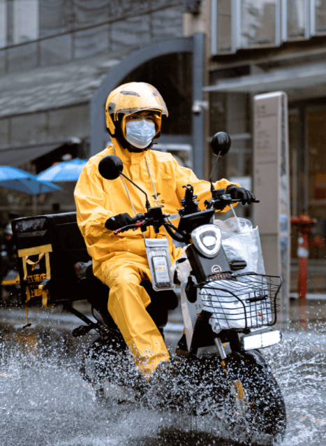 外卖小哥下雨送餐图片图片