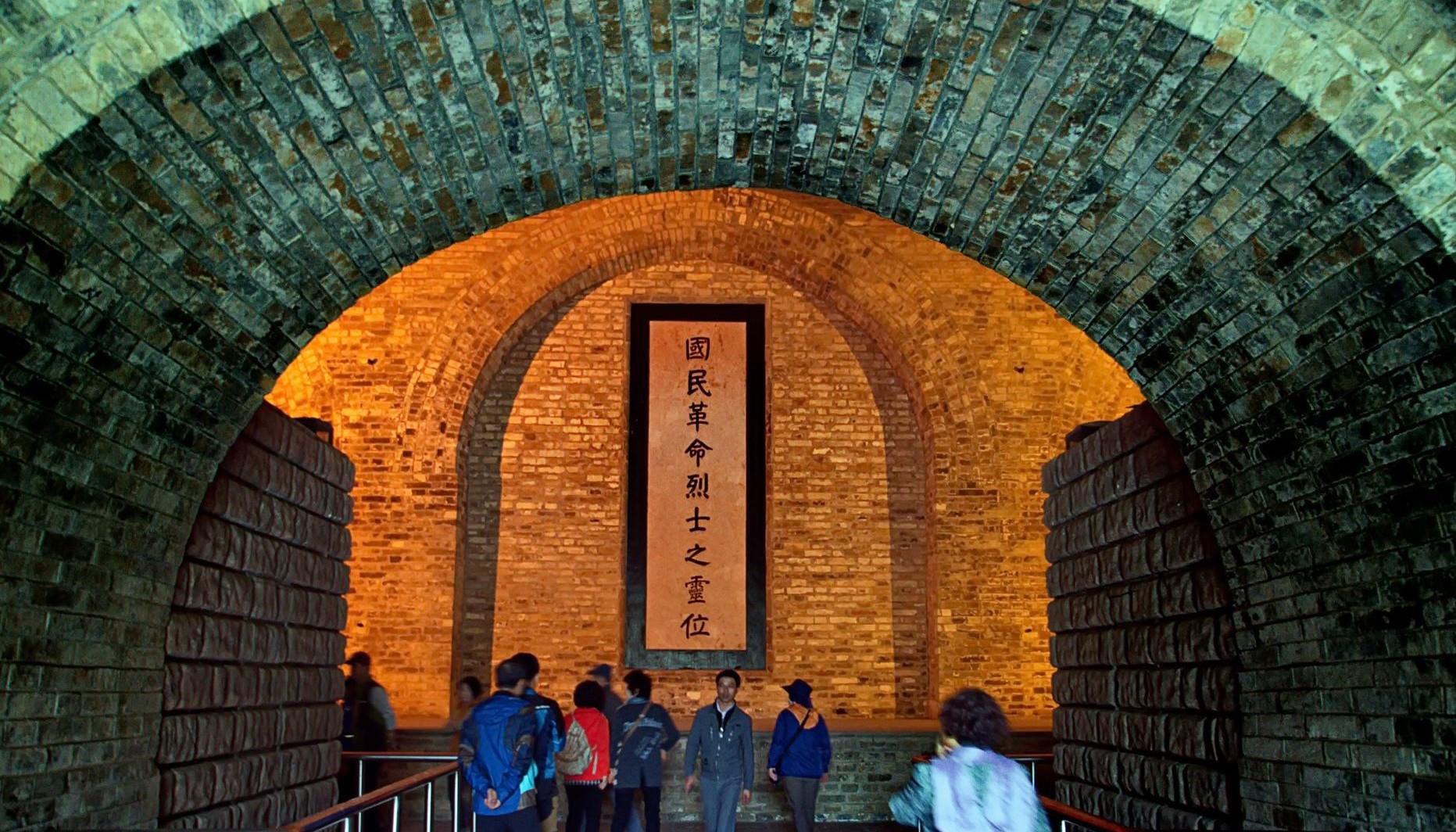 传奇墓葬:800年后打开尸身不腐,朱元璋向墓主许愿赔罪_宝志_萧衍_独龙