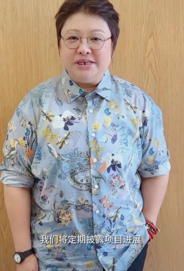 韩红现身暴瘦引担忧,缺多颗牙齿眼睛肿胀,低调戴廉价手表变化大_明星